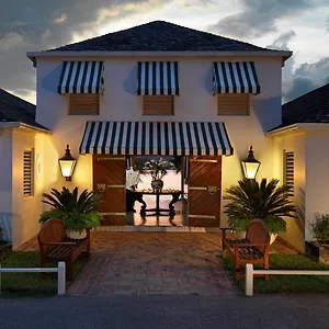 Round Hill & Resort